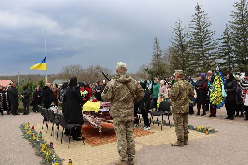 Більше місяця вважався зниклим безвісти: на Луганщині загинув старший солдат Василь Злагода з Буковини. Фото
