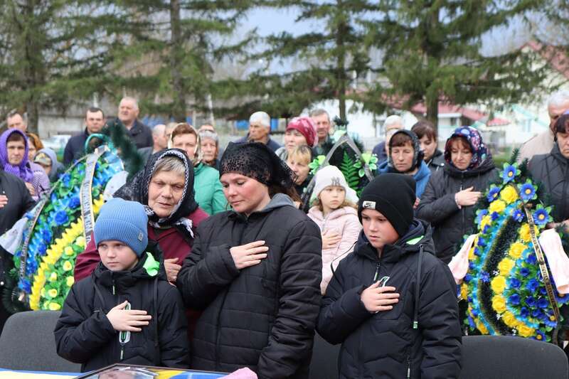 Більше місяця вважався зниклим безвісти: на Луганщині загинув старший солдат Василь Злагода з Буковини. Фото