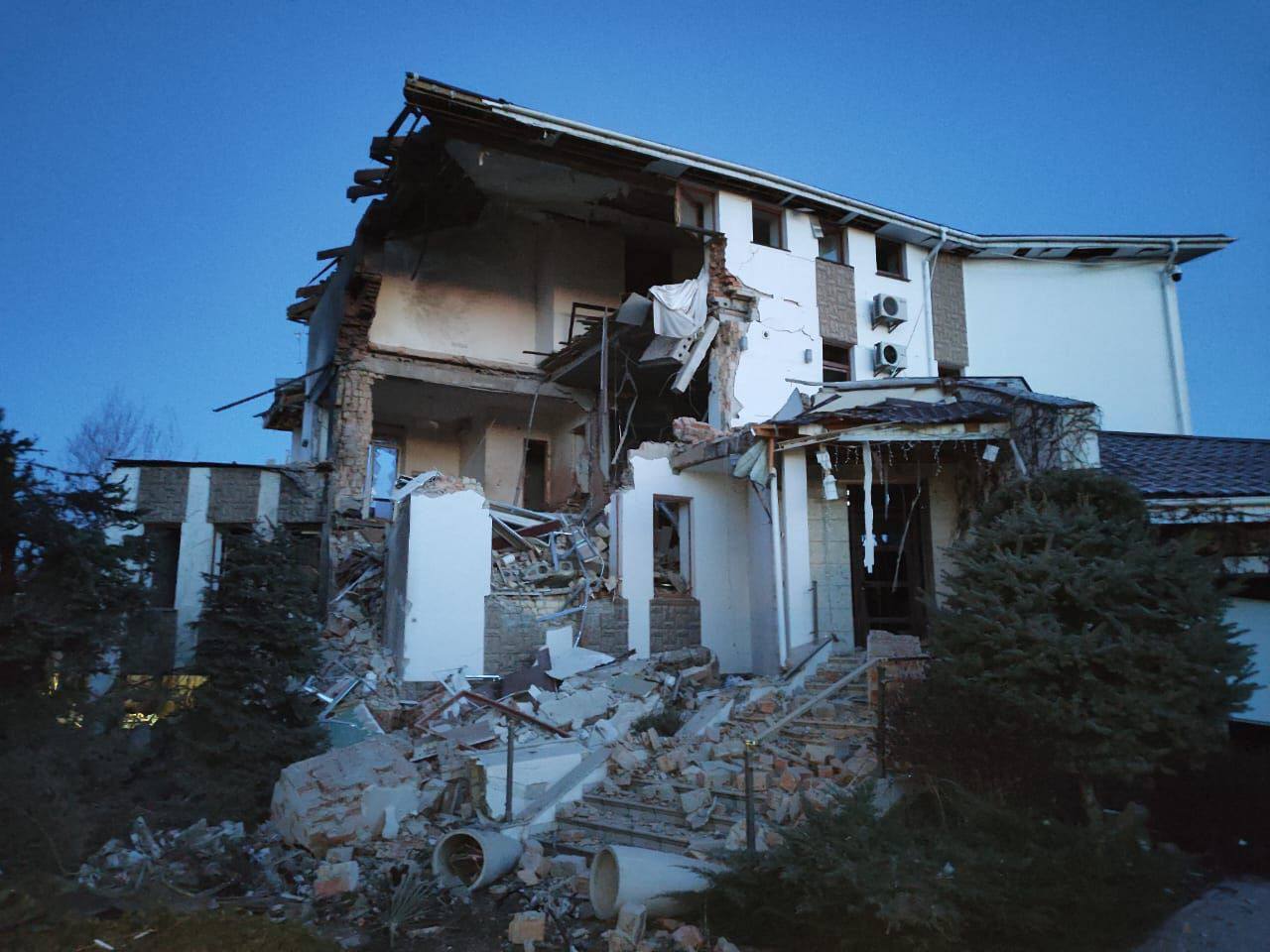 Пошкоджено будинки: у КОВА розповіли про наслідки російської атаки на Київщину. Подробиці та фото