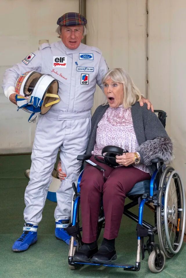 Міхаель Шумахер підписав шолом для благодійного аукціону. Відео dqxikeidqxidqrant