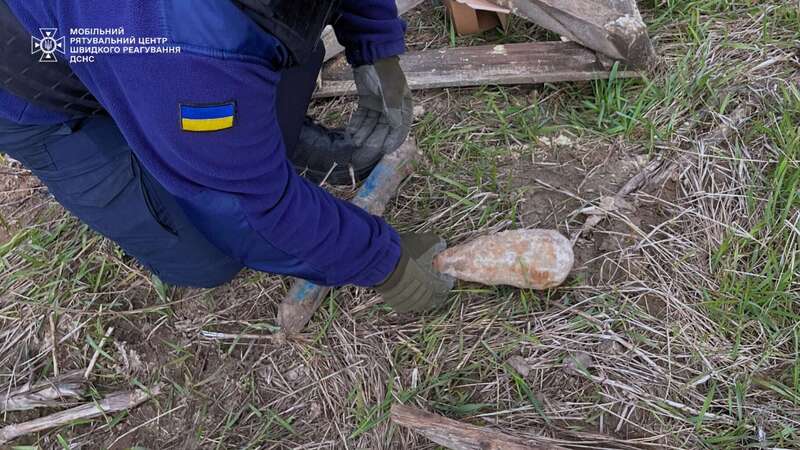 Під Києвом працівники під час дорожніх робіт знайшли міну. Подробиці та фото