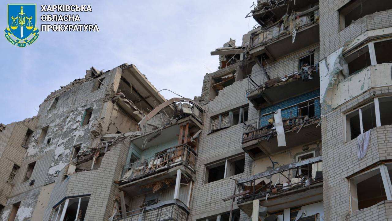 Росія скинула авіабомбу на будинок у Куп’янську: постраждала жінка. Фото