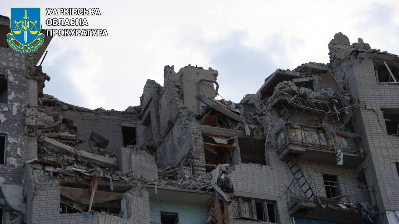 Russia dropped an aerial bomb on a building in Kupiansk: a woman was injured. Photo