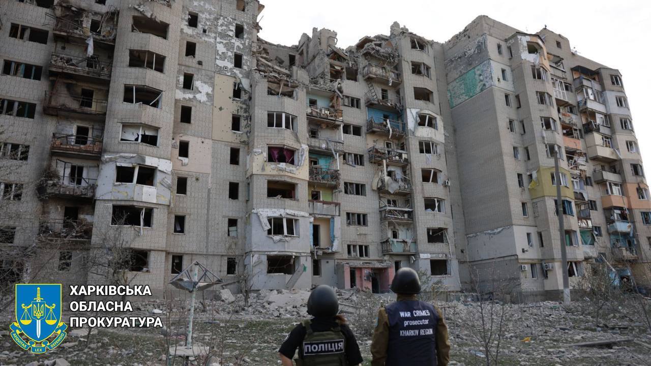 Russia dropped an aerial bomb on a building in Kupiansk: a woman was injured. Photo