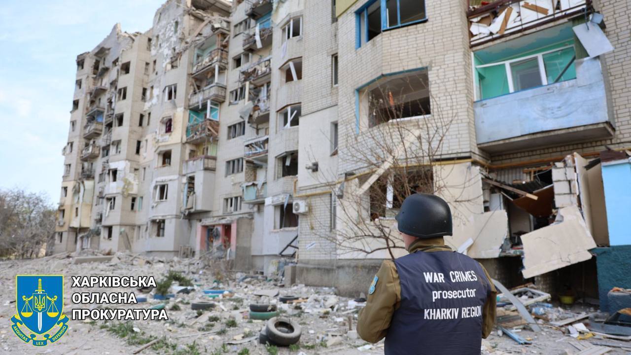 Russia dropped an aerial bomb on a building in Kupiansk: a woman was injured. Photo