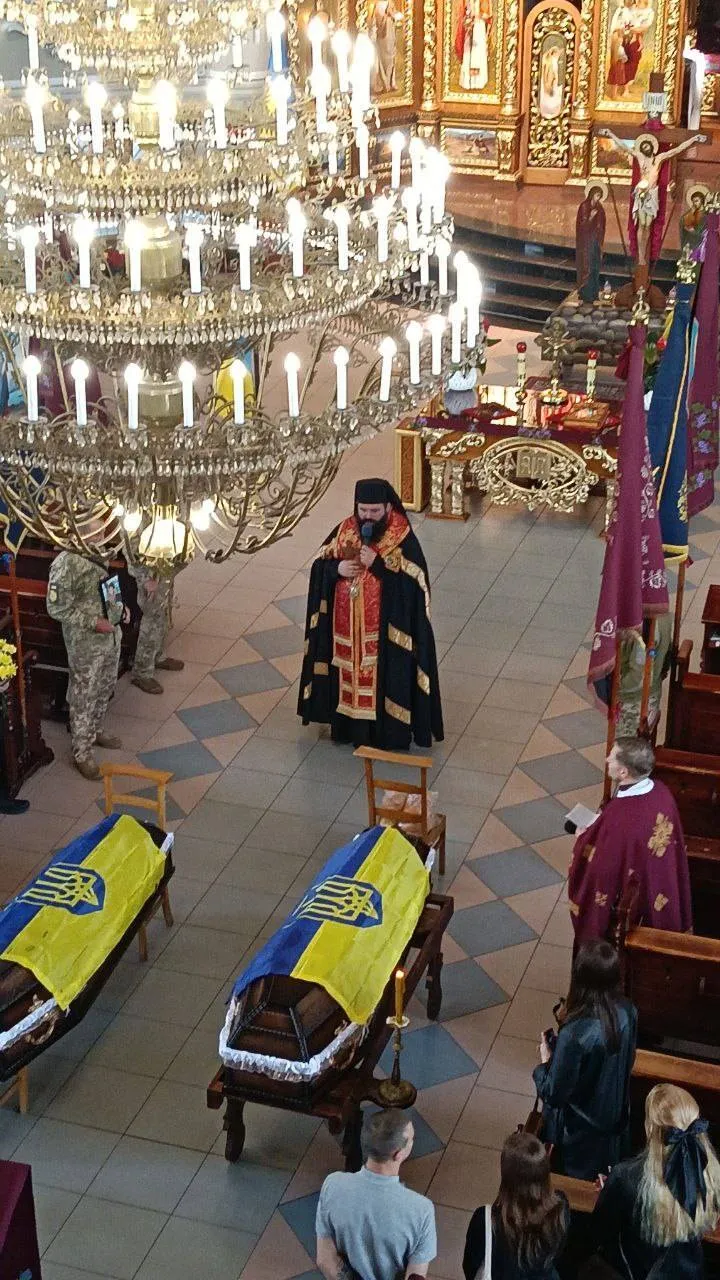 Громада у скорботі: на Львівщині попрощались із двоюрідними братами-Героями. Фото