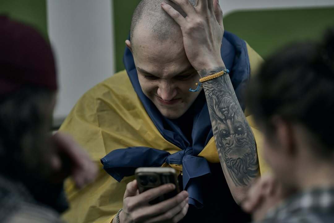 Звільнений з полону воїн розплакався, побачивши свого кумира Ярмака: репер теж не стримав сліз. Зворушливе відео dqxikeidqxidqrant