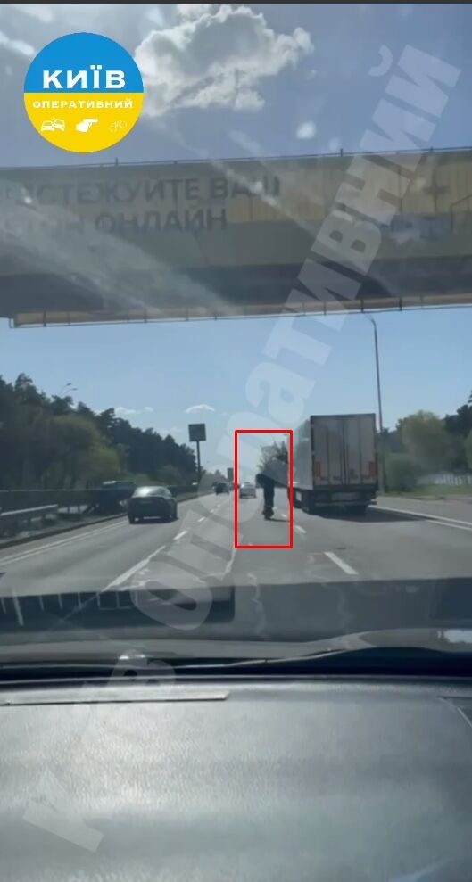 Обганяв авто: у Києві чоловік на електросамокаті їхав Броварським шосе на великій швидкості. Відео dqxikeidqxidqeant