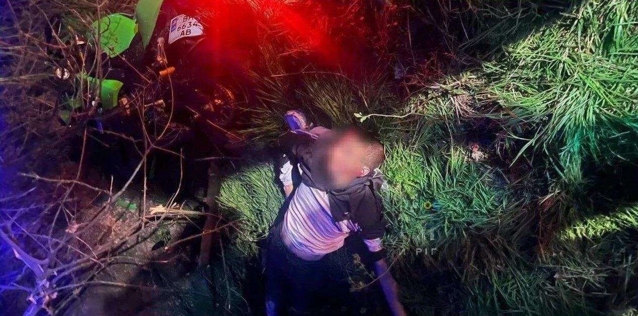 На Дніпропетровщині п’яний мотоцикліст вилетів у кювет і перекинувся: загинув його 17-річний пасажир. Фото