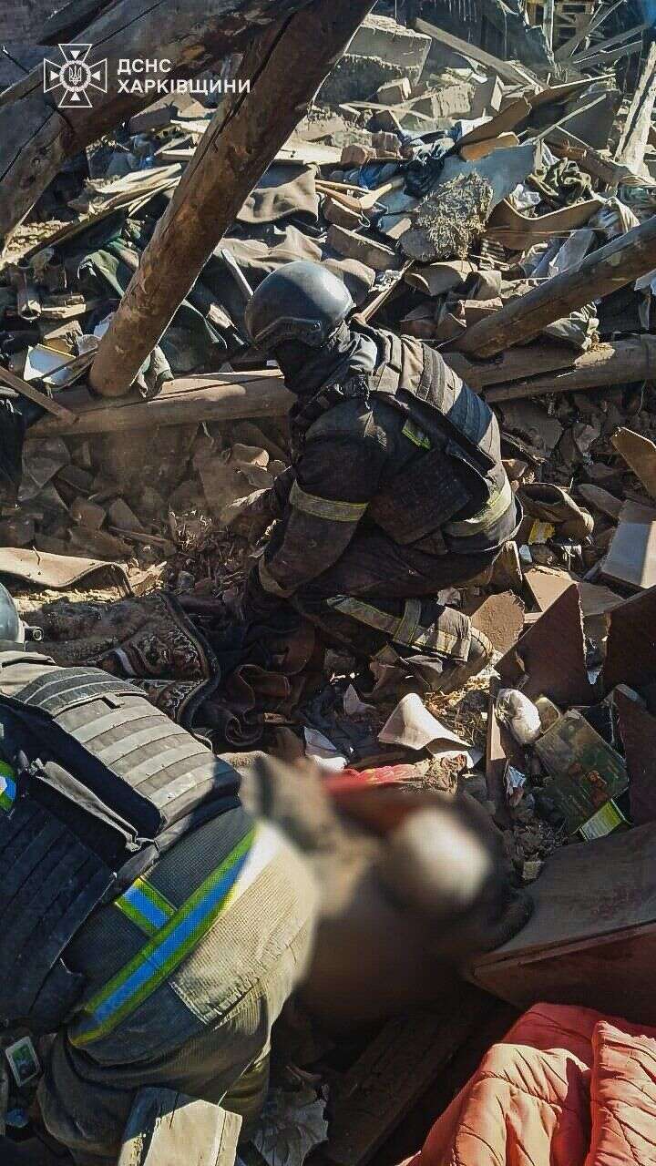 In the Kharkiv region, rescuers retrieved the body of a man from the rubble after the enemy’s attack on Kupiansk. Photo