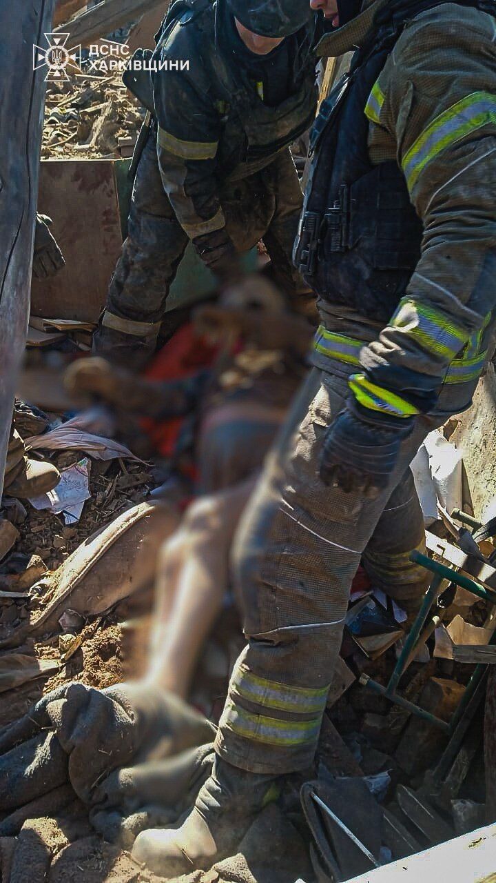 In the Kharkiv region, rescuers retrieved the body of a man from the rubble after the enemy’s attack on Kupiansk. Photo