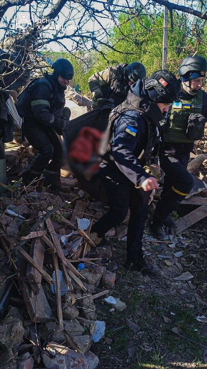 In the Kharkiv region, rescuers retrieved the body of a man from the rubble after the enemy’s attack on Kupiansk. Photo