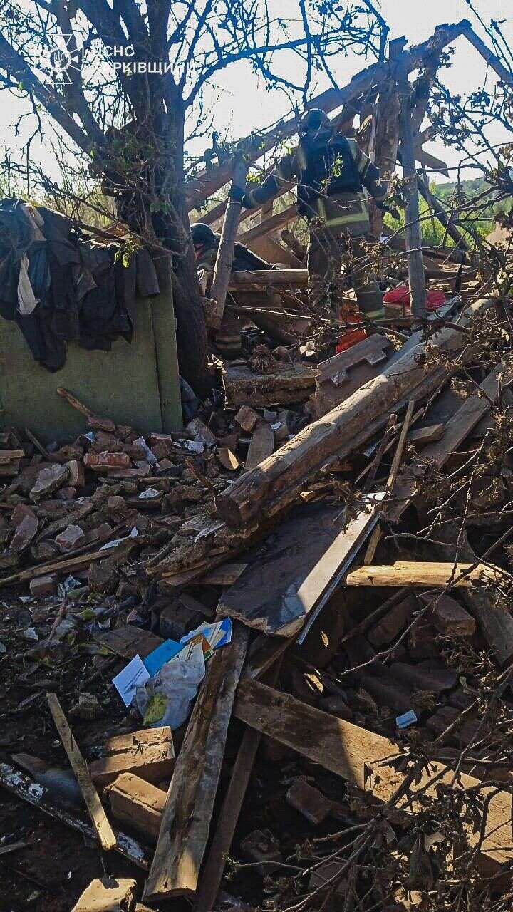 In the Kharkiv region, rescuers retrieved the body of a man from the rubble after the enemy’s attack on Kupiansk. Photo dqxikeidqxidqrant