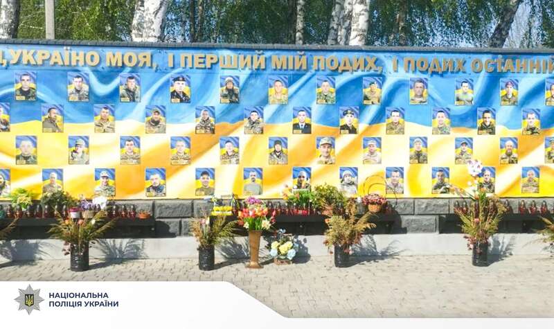 На Рівненщині хлопець вкрав квіти зі стели загиблих Героїв та подарував дівчині
 dqxikeidqxidqrant