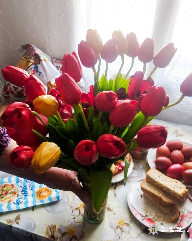 На Рівненщині хлопець вкрав квіти зі стели загиблих Героїв та подарував дівчині