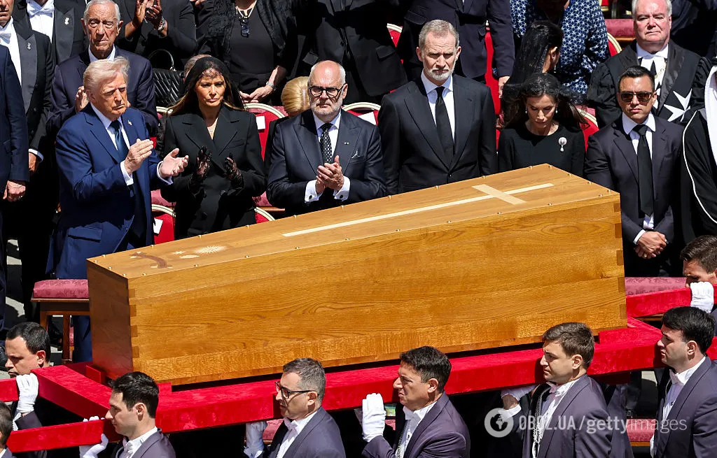 Идеальный дресс-код: в наряде Мелании Трамп на похоронах Папы Римского увидели