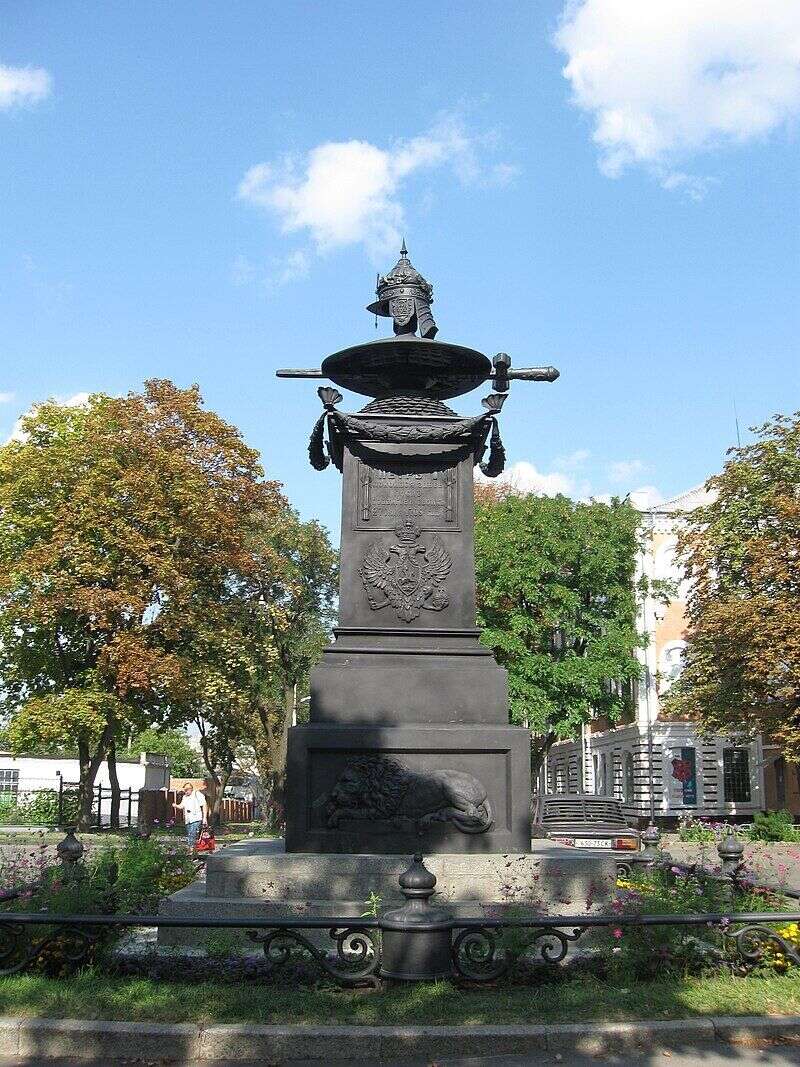 Маркер російської пропаганди: у Полтаві знесли пам’ятник на місці відпочинку Петра І. Фото