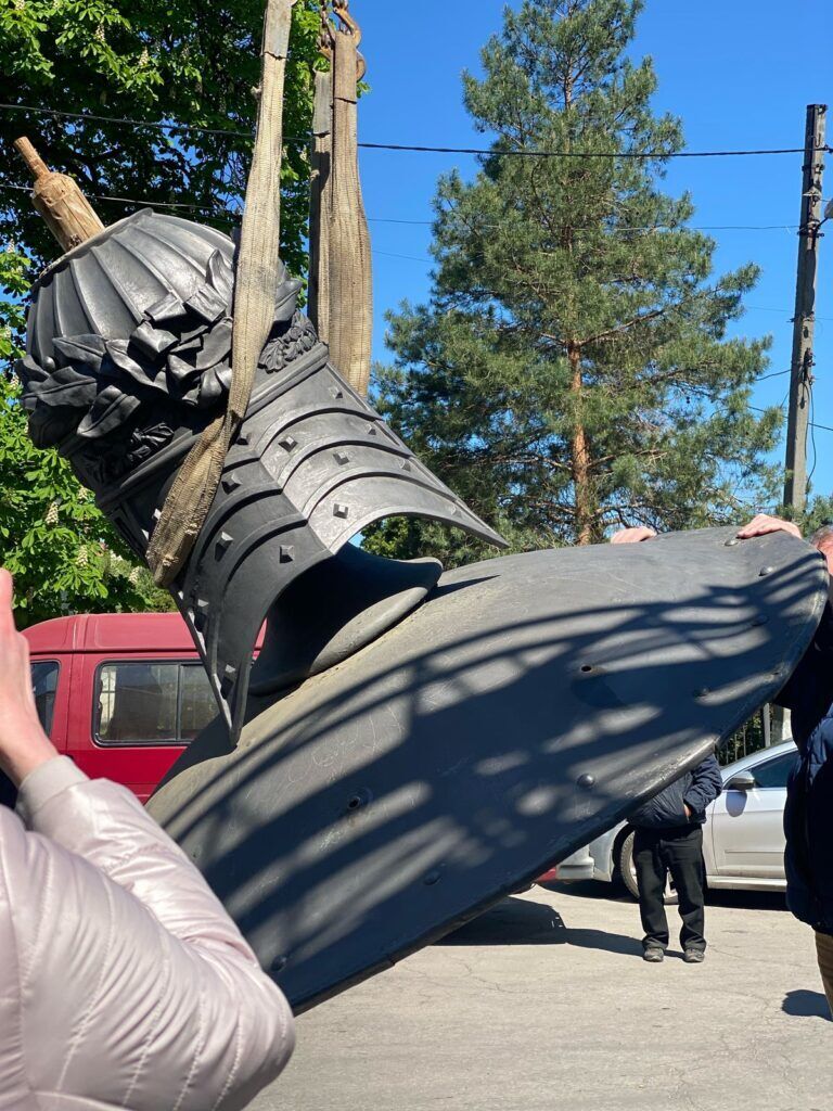 Маркер российской пропаганды: в Полтаве снесли памятник на месте отдыха Петра I. Фото