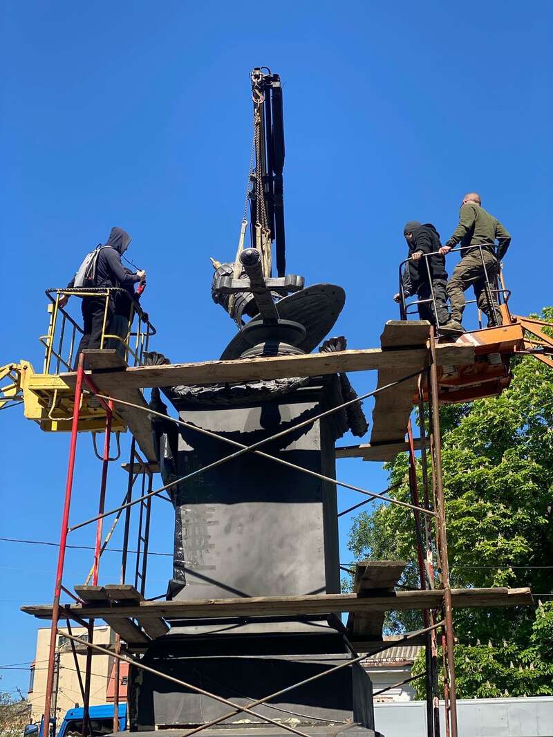 Маркер российской пропаганды: в Полтаве снесли памятник на месте отдыха Петра I. Фото