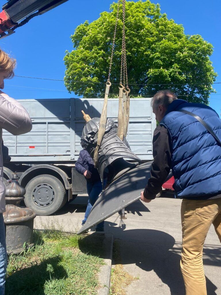 Маркер российской пропаганды: в Полтаве снесли памятник на месте отдыха Петра I. Фото