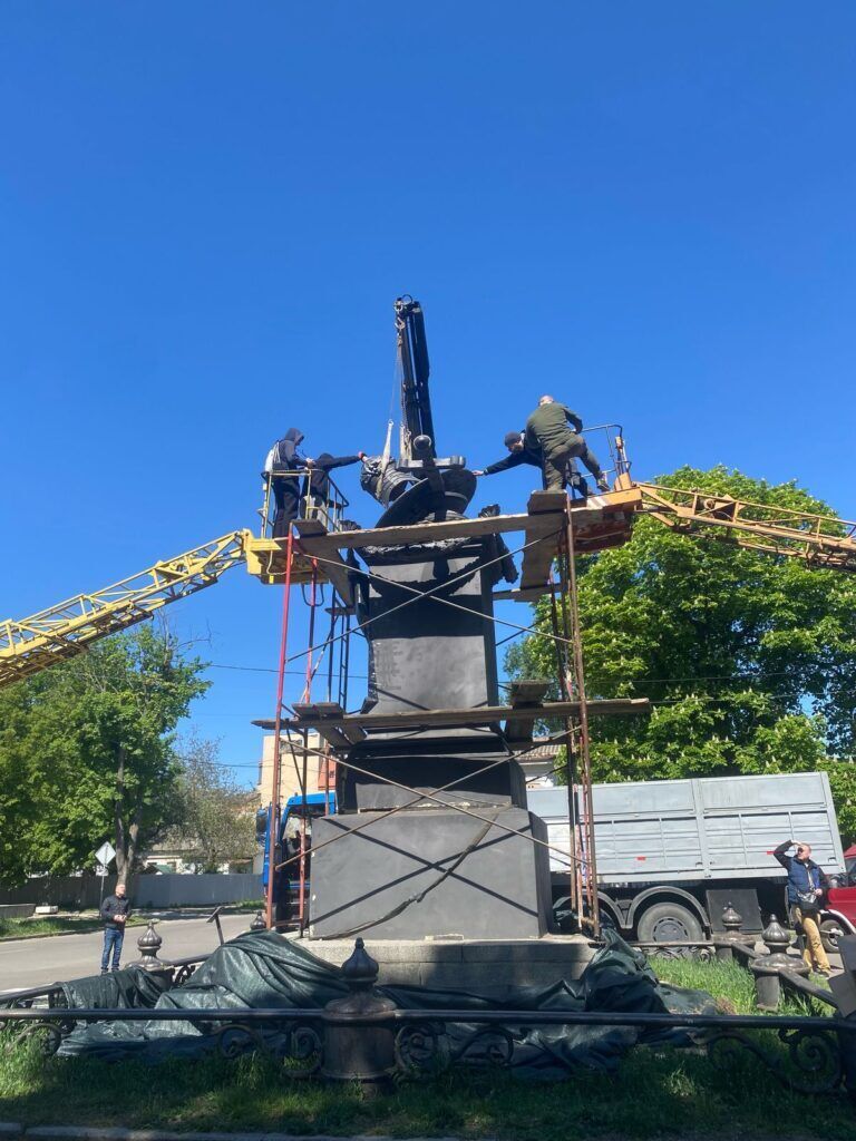 Маркер російської пропаганди: у Полтаві знесли пам’ятник на місці відпочинку Петра І. Фото dqxikeidqxiqdzant