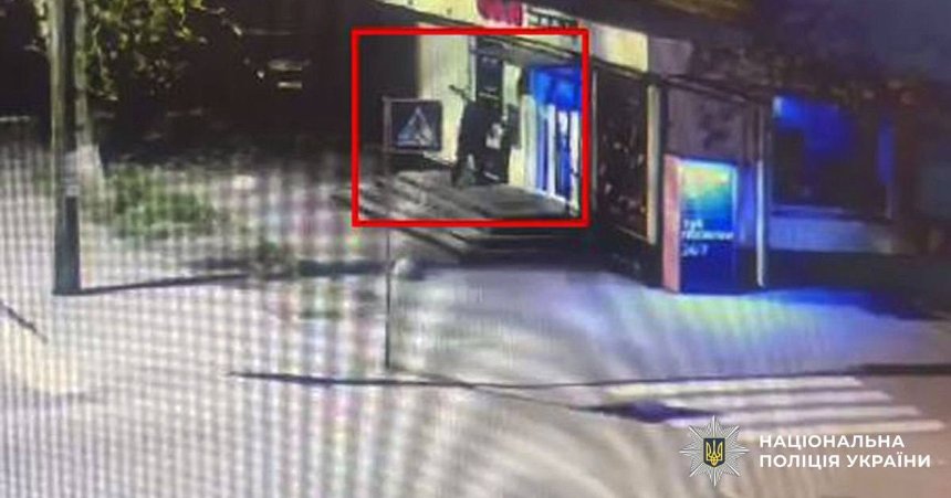 У Києві чоловік розбив банкомат, бо не виявив коштів на власному рахунку: подробиці dqxikeidqxidqrant