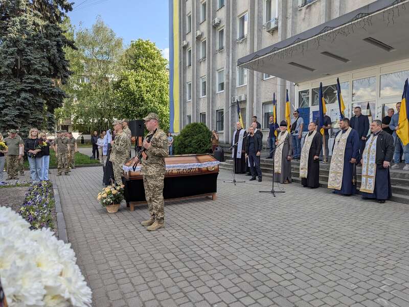Прощание с Максимом Ткачуком, который погиб 25 апреля на Луганщине.