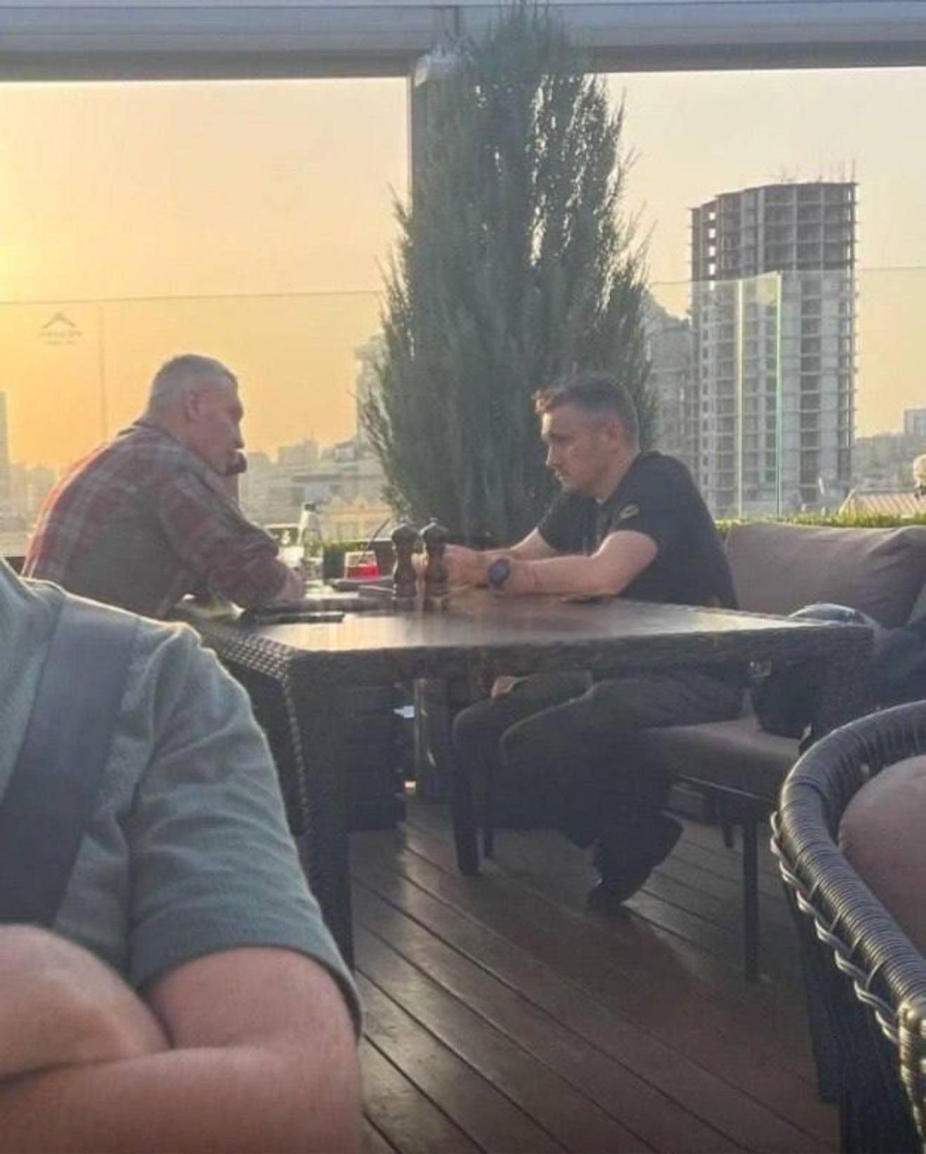 Встреча на террасе ресторана трудно назвать тайной, а вот причины ее  dqxikeidqxidqrant