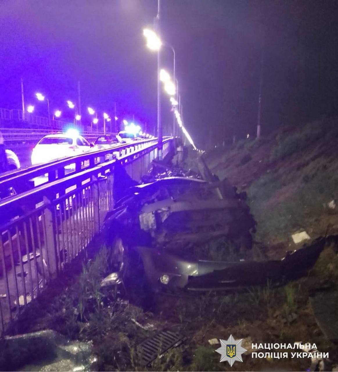 У Києві на Дарницькому мосту сталася серйозна ДТП: водій втратив обидві ноги. Фото dqxikeidqxidqeant