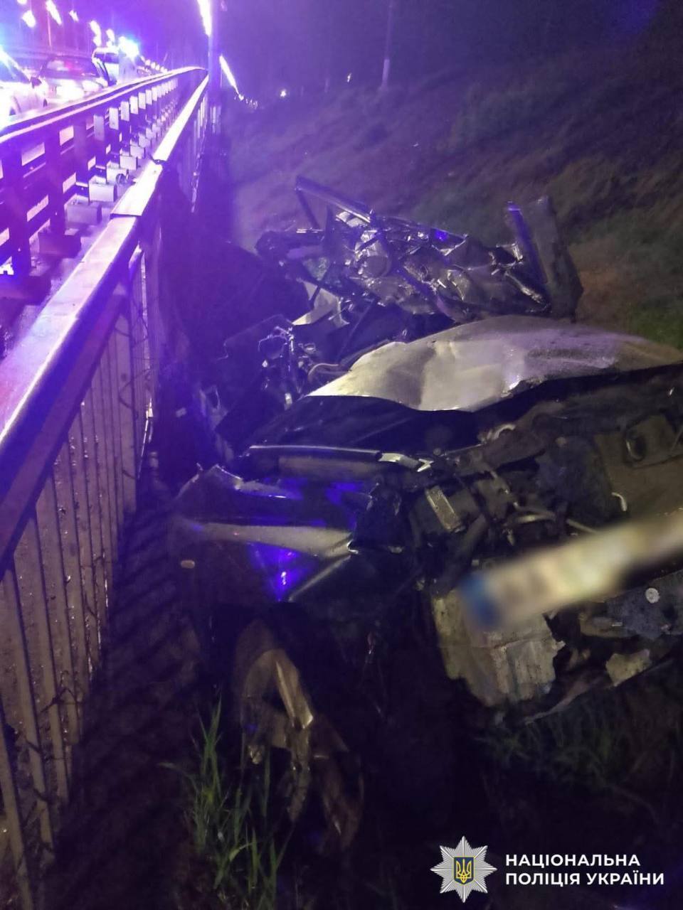 У Києві на Дарницькому мосту сталася серйозна ДТП: водій втратив обидві ноги. Фото