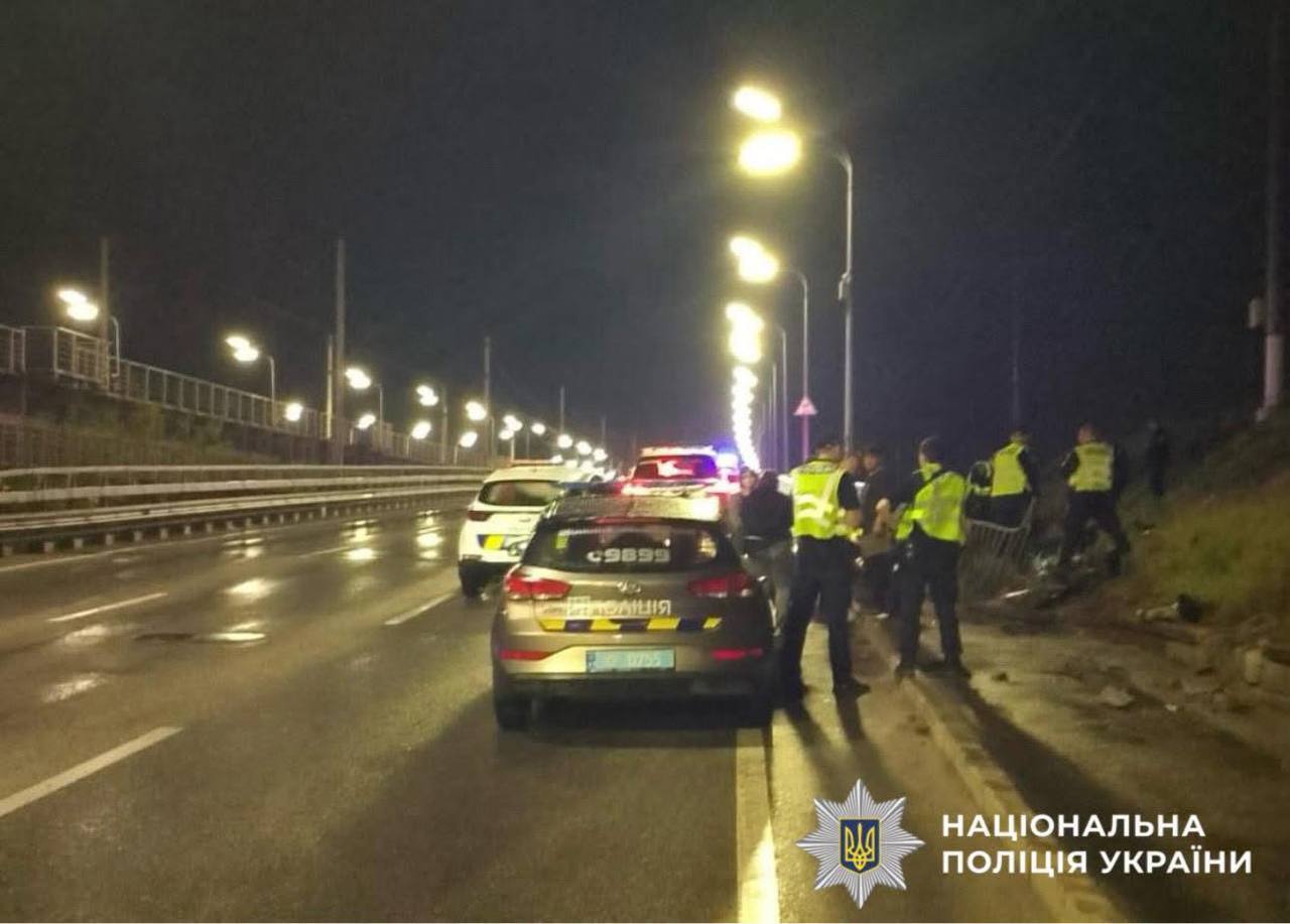 У Києві на Дарницькому мосту сталася серйозна ДТП: водій втратив обидві ноги. Фото