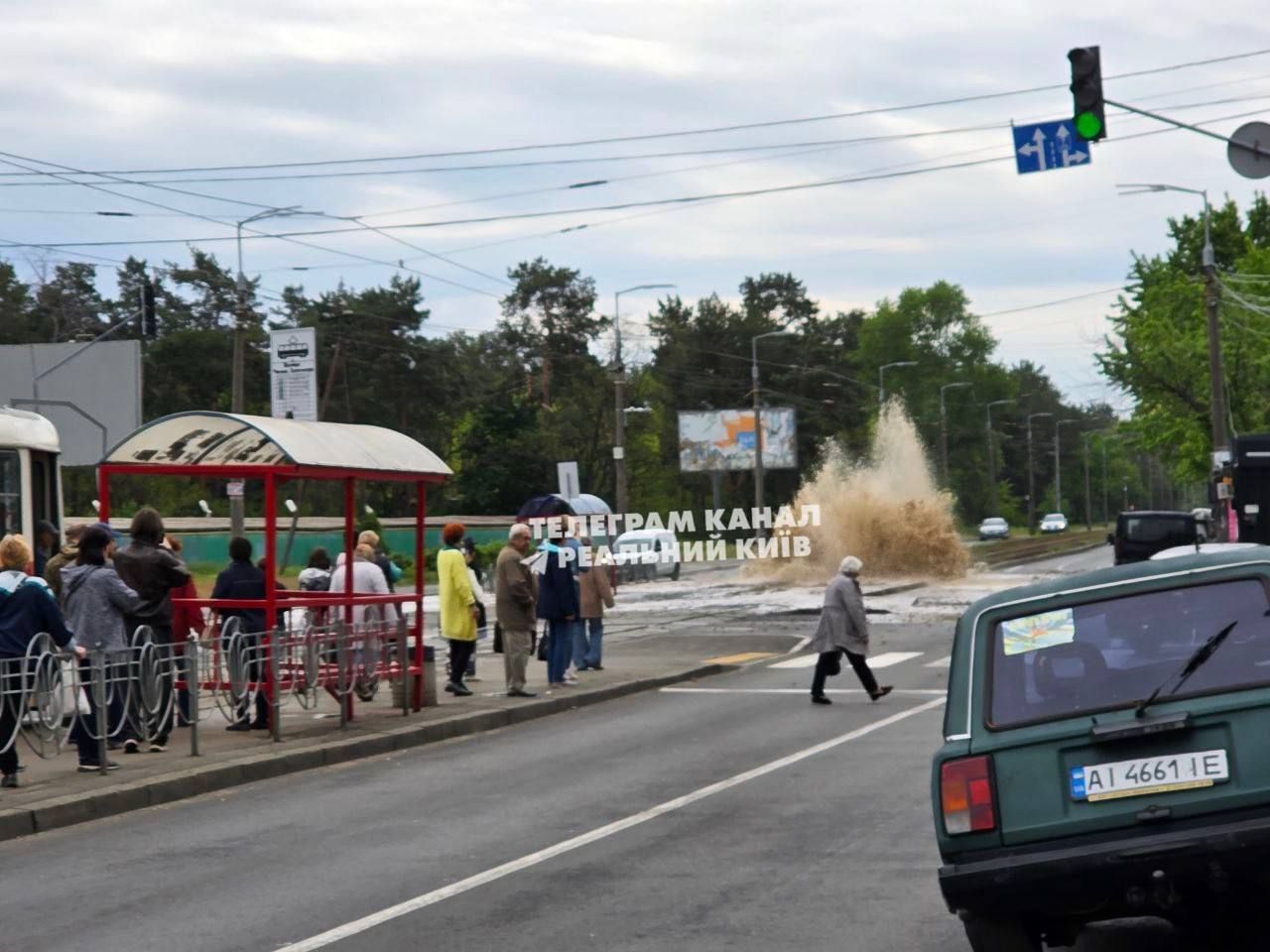 В Киеве на Воскресенке прорвало трубу под трамвайными путями: образовалась воронка. Подробности и видео