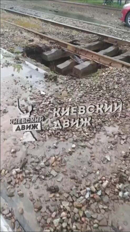 В Киеве на Воскресенке прорвало трубу под трамвайными путями: образовалась воронка. Подробности и видео