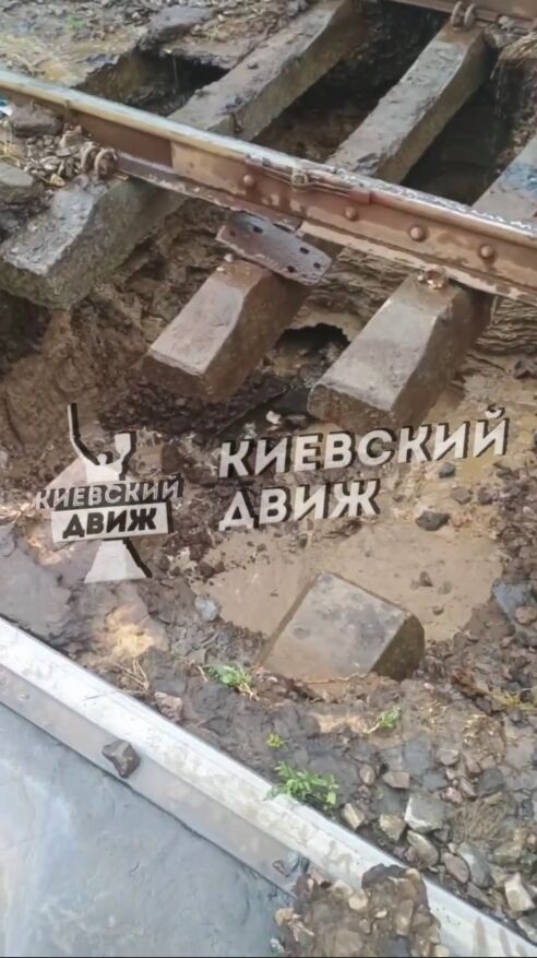 В Киеве на Воскресенке прорвало трубу под трамвайными путями: образовалась воронка. Подробности и видео