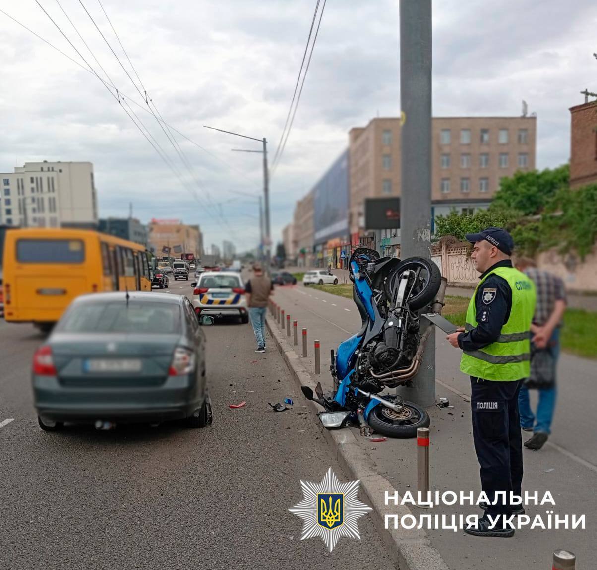 У Києві на проспекті Бандери мотоцикліст влетів в електроопору. Подробиці, фото та відео dqxikeidqxiuuant