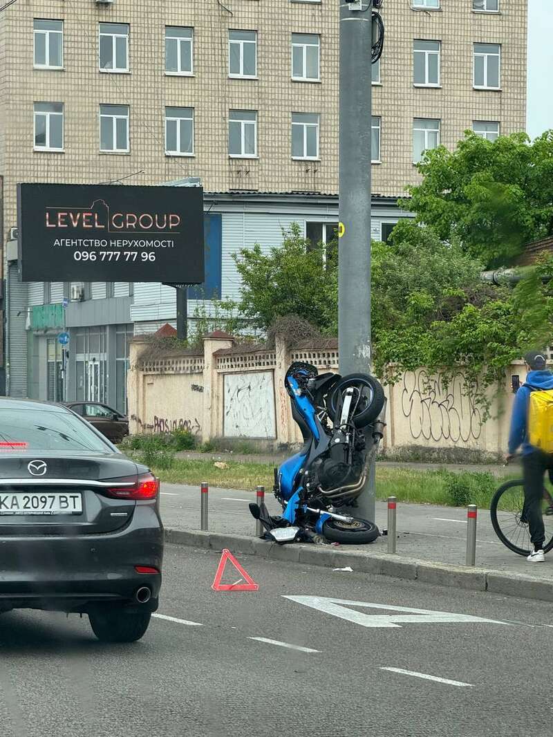 У Києві на проспекті Бандери мотоцикліст влетів в електроопору. Подробиці, фото та відео