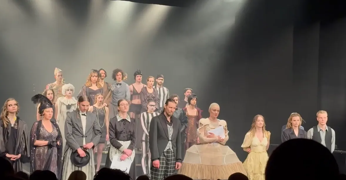 Актори Молодіжного театру вчинили безпрецедентний крок через сексуальне насильство з боку керівника: їхня  dqxikeidqxiuuant