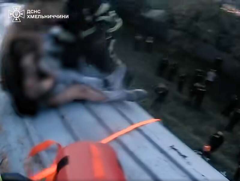 В Хмельницком подростка ударило током на крыше вагона: медики рассказали, в каком он состоянии. Видео dqxikeidqxidqeant