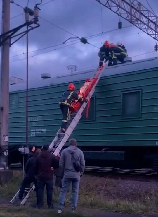 В Хмельницком подростка ударило током на крыше вагона: медики рассказали, в каком он состоянии. Видео