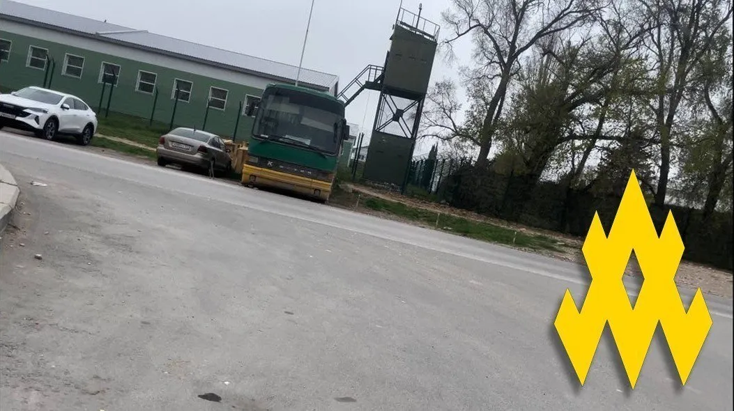 Окупанти вивозять майно із 810-ї бригади морської піхоти в Севастополі: в