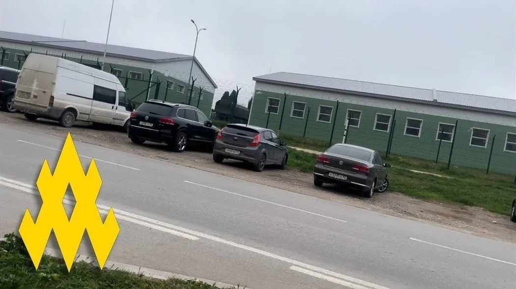 Окупанти вивозять майно із 810-ї бригади морської піхоти в Севастополі: в