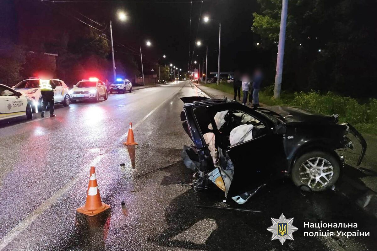 Авто розірвало навпіл: у Вінниці 22-річний водій врізався в бетонний стовп та загинув на місці, є постраждалі. Фото dqxikeidqxidqeant