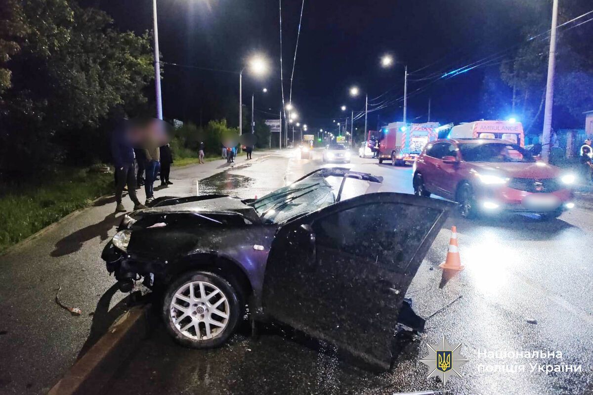 Авто розірвало навпіл: у Вінниці 22-річний водій врізався в бетонний стовп та загинув на місці, є постраждалі. Фото