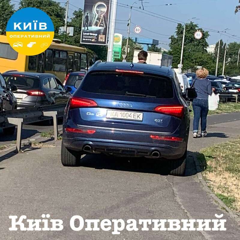 У Києві Audi на проспекті Шухевича об’їжджав затор по тротуару, розганяючи пішоходів: що йому загрожує dqxikeidqxidqeant