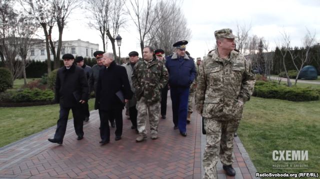 Делегація від Міністерства оборони та Адміністрації президента, що приїхала на оглядини «Межигір’я» dqxikeidqxidqeant