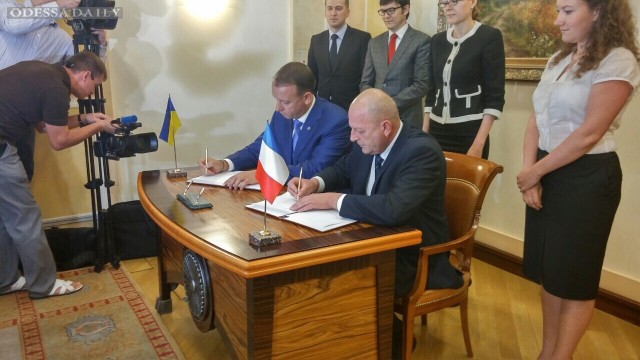 Меморандум подписали директор Ильичевского порта Юрий Крук и генеральный директор компании The Soufflet Group Жан-Марк Филуз