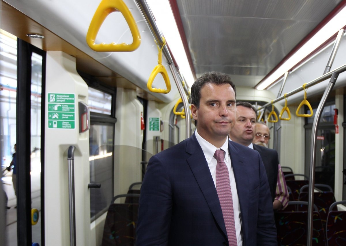 РЕДКИЙ КАДР: Министр экономики Айварас Абромавичус побывал на львовском заводе Электрон и прокатился на сделанном здесь трамвае dqxikeidqxidqeant