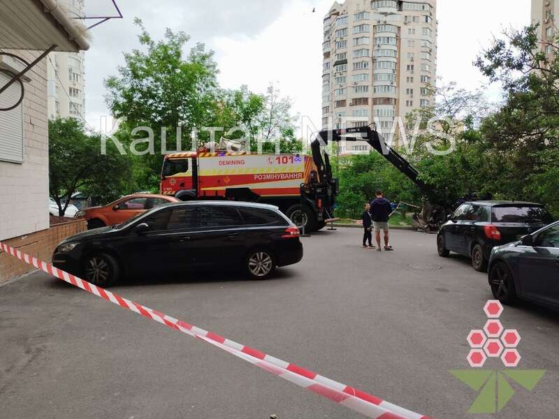 В Киеве на Оболони во двор многоэтажки упал обломок российской ракеты. Фото dqxikeidqxidqrant