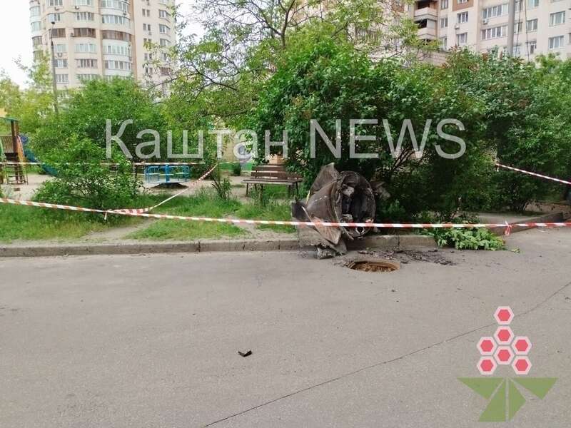 В Киеве на Оболони во двор многоэтажки упал обломок российской ракеты. Фото