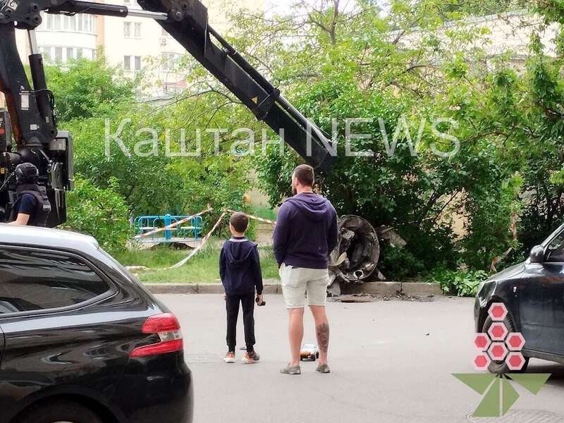 В Киеве на Оболони во двор многоэтажки упал обломок российской ракеты. Фото